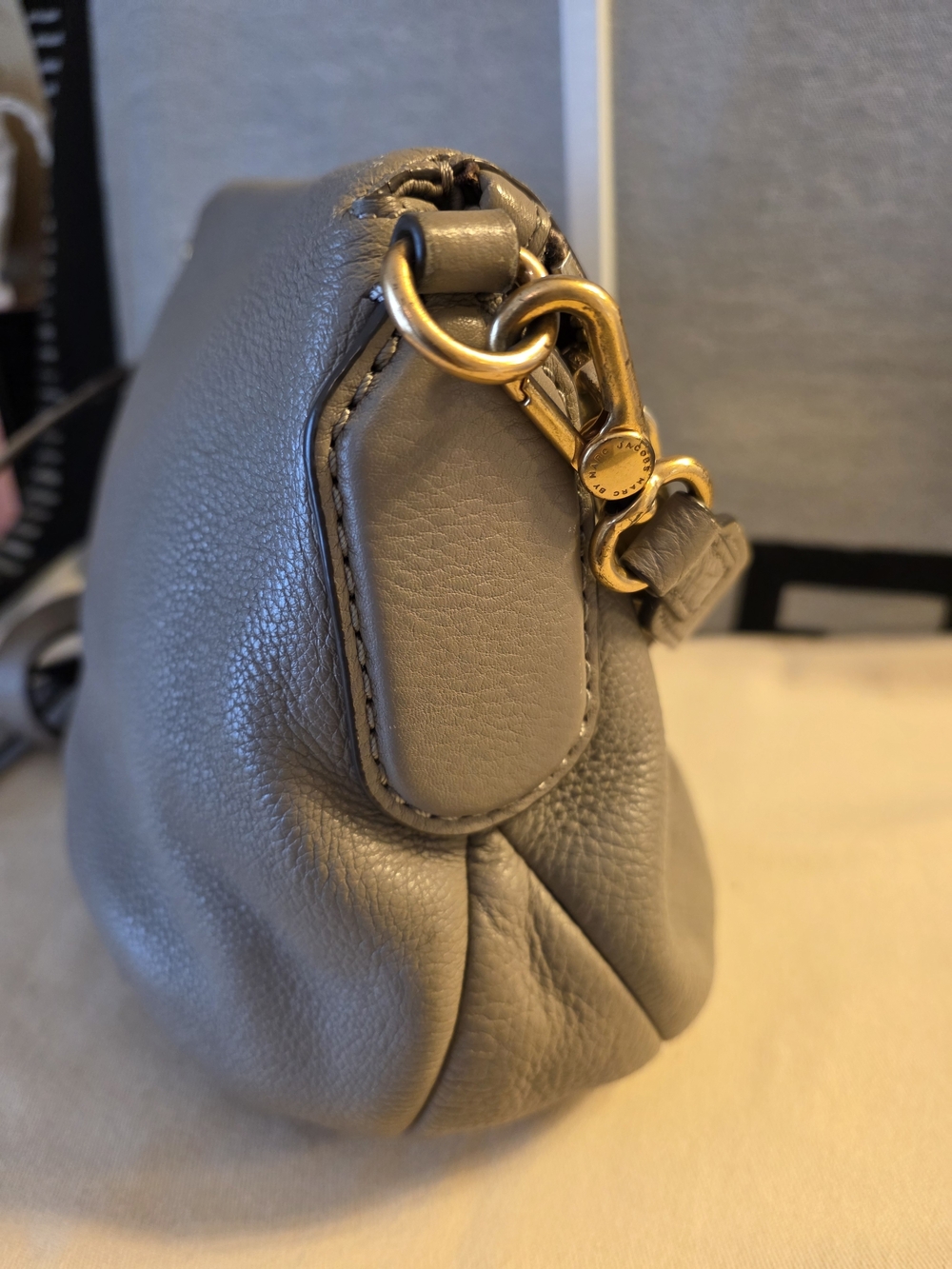 Nuts in a Basket Marc by Marc Jacobs Natasha Gray Pebbled Leather Crossbody Bag - Picture 4 of 9